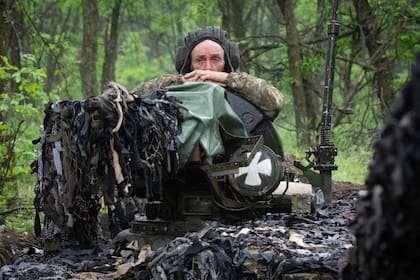 Un soldado ucraniano mira desde su posición cerca de Bakhmut, región de Donetsk, Ucrania, martes 23 de mayo de 2023.