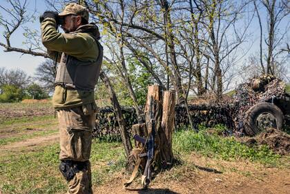 Un soldado ucraniano monitorea los movimientos de las fuerzas rusas en Kherson (David Guttenfelder/The New York Times)