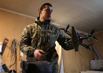 Un soldado ucraniano muestra un dron al que se le agregó una bomba, en un refugio en Donetsk, el 20 de noviembre de 2023