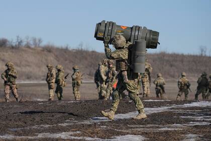 Un soldado ucraniano mueve un arma antitanque NLAW en maniobras en la región de Donetsk, este de Ucrania.