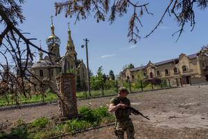Los soldados ucranianos se desmoralizan y ceden terreno bajo el implacable fuego de la artillería rusa