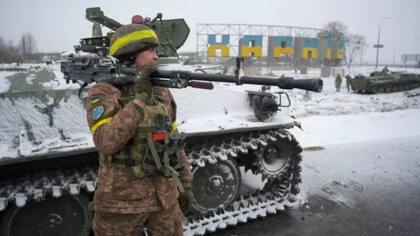 Un soldado ucraniano portando un arma en Járkiv, en el este del país