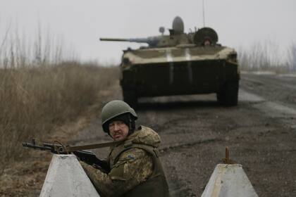 Un soldado ucraniano resguarda la frontera de la región de Debaltseve