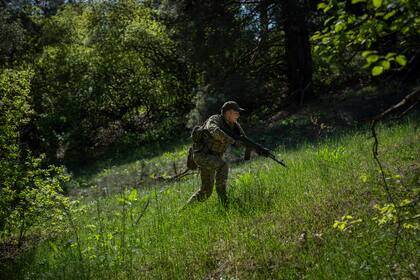 Un soldado ucraniano se entrena en una zona boscosa en el centro de Ucrania, el 1 de mayo de 2023. (AP foto/Bernat Armangue)