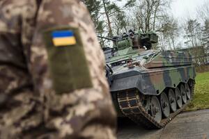 Un soldado ucraniano se ve ante un vehículo Marder de infantería de combate en la zona de instrucción de las fuerzas alemanas en Munster, Alemania, el 20 de febrero de 2023