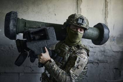 Un soldado ucraniano sostiene un misil antitanque en su posición en Avdiivka, región de Donetsk, Ucrania, el viernes 18 de agosto de 2023