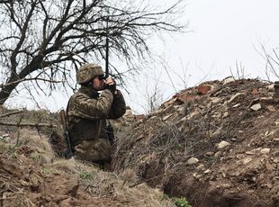Un soldado ucraniano toma posición cerca de las fuerzas separatistas pro-rusas