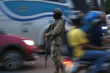 Un soldado vigila el Puente Unidad Nacional que conecta la localidad de Durán con Guayaquil, en Ecuador. (AP Foto/Dolores Ochoa)