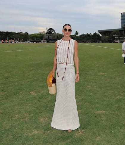 Un solero blanco, acompañado de un abanico y anteojos de sol: el look de Vázquez en la final que coronó a La Dolfina
