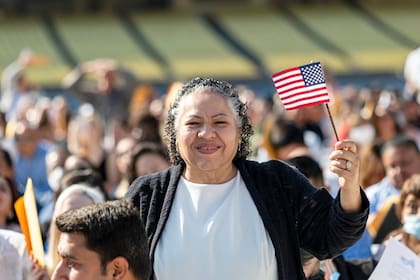 Un solicitante que cumple con requisito de edad, puede calificar para una excepción al examen de inglés o de educación cívica