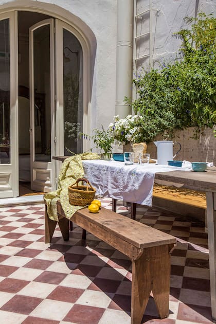 Un sólido juego de comedor en madera dura y plantas nativas, todo lo que necesita esta terraza para disfrutarse a diario.