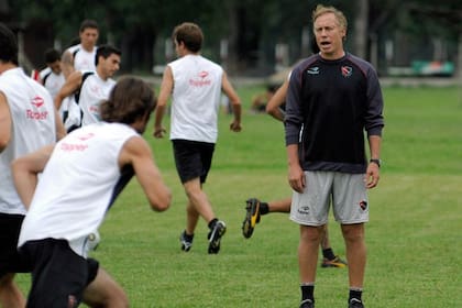 Sensini entrenador de Newell´s, donde también fue manager; “A veces, en este ambiente, es muy importante pasearse por los medios”, cuenta... y sabe que para muchos puede ser déficit de su estilo