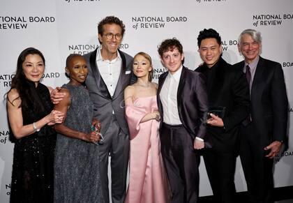 Un sonriente Ryan Reynolds junto a Michelle Yeoh, Cynthia Erivo, Ariana Grande, Ethan Slater, Jon M. Chu y David Nicksay, en la gala de los Premios de la Junta Nacional de Revisión de Nueva York; fue la primera aparición pública del actor luego de la denuncia de su mujer, Blake Lively, contra Justin Baldoni