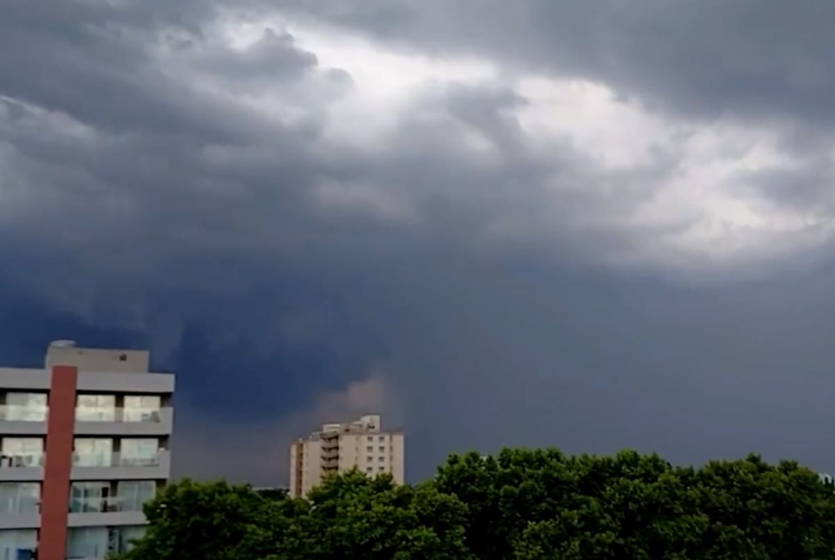 Uma tempestade incrível atingiu a cidade de Buenos Aires: céu escuro, chuva e ventos fortes.