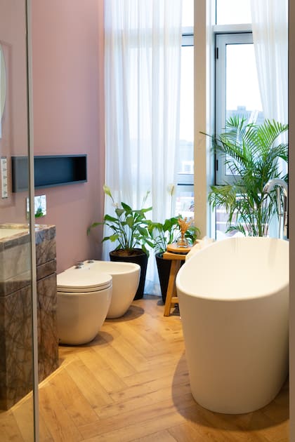 Un spa en casa. Las bañeras isla siempre suman un detalle de elegancia y sofisticación.