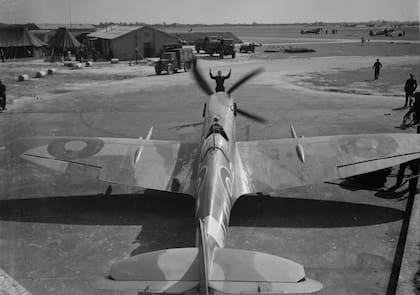 Un Spitfire Mk IX del escuadrón 602 se prepara para realizar una misión de combate sobre los cielos de Normandía. (Imperial War Museum).