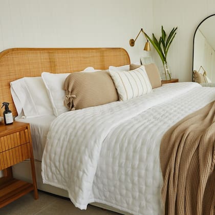 Un spray textil, un almohadón, una manta: regalos que toda amistad (y toda casa) aprecia.