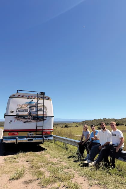 Un stop en la ruta 68, entre Córdoba y San Luis, con equipo completo: Tote, Benja Torres, Camilo Slavich y Guada Pérez Logiovine
