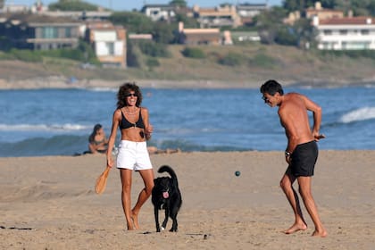 Un stop obligado durante el partido de paleta por el paso de Renzo, que despertó las risas de la pareja.