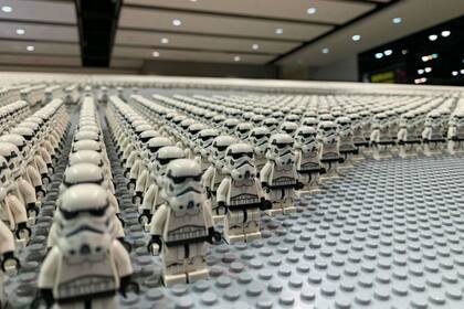 Un stormtrooper hecho con 36,400 mini legos