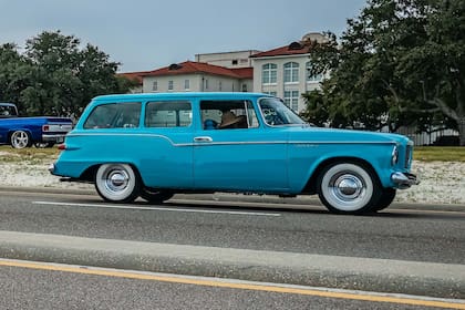 Un Studebaker Lark VIII Station Wagon de dos puertas de 1960