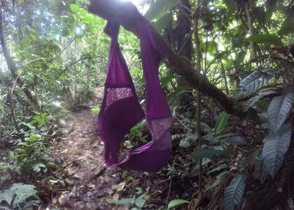 Un sujetador también sirve para tener puntos de referencia en esta selva cerrada y marcar el camino a los migrantes que vienen.