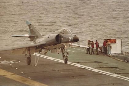 Un Super Étendard aterriza en la pista del ARA 25 de mayo