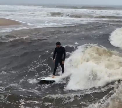 Un surfista profesional se subió a la ola estática en Maldonado (Captura de video Instagram/@sebastianolarte)