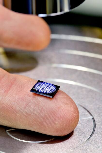 Un sustrato con 64 computadoras (luego serán recortadas) para incorporar en cualquier objeto. Es la computadora más pequeña del mundo