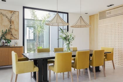 Un tabique de kiri calado, las lámparas de papel, la luz natural y conexión con verde: impronta Japandi de la casa de la arquitecta Maura Ambrosetto que recorrimos en febrero.