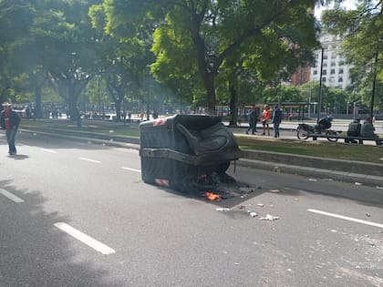 Un tacho de basura convertido en barricada