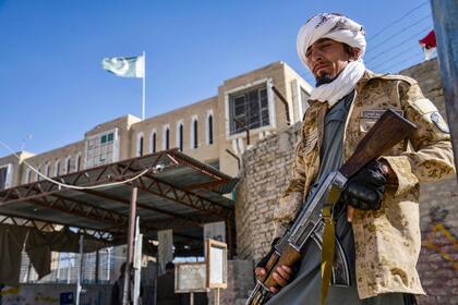 Un talibán armado controla el paso cerrado con Pakistán, en la provincia de Kandahar
