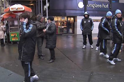 Un tal...Lionel Messi en una esquina cualquiera de Nueva York, en 2011