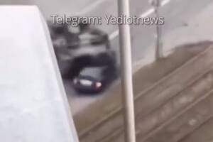 Un tanque atropella a un automovil en Ucrania
