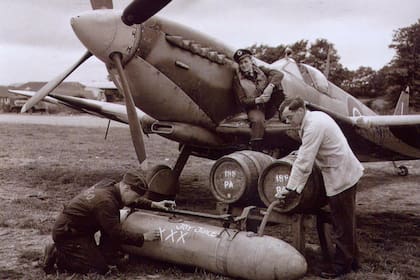 Un tanque auxiliar Jettison es cargado con cerveza en la base aérea Tagmere (julio 1944)