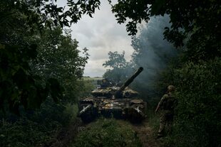 Un tanque de guerra del ejército ucraniano se dirige a su posición militar cerca de Bakhmut
