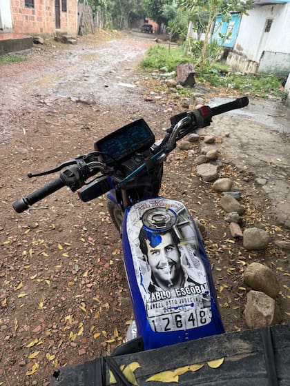 Un tanque de moto con la foto de Pablo Escobar.