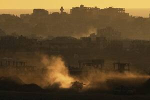 Un tanque del ejército israelí maniobra en la Franja de Gaza, visto desde el sur de Israel, el domingo 4 de mayo de 2025. (AP Foto/Ariel Schalit)