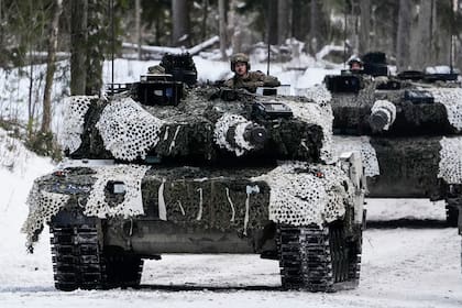 Un tanque Leopard 2A7 danés en Tapa, Estonia. (AP Photo/Pavel Golovkin)