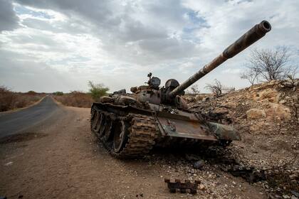 Un tanque queda destruido al lado de una carretera al sur de Humera, en una zona del oeste de Tigray, en Etiopía. (AP Foto/Ben Curtis)