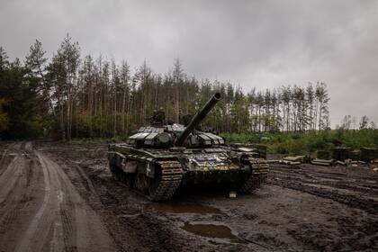 Un tanque ruso abandonado en una de las entradas de Izium 