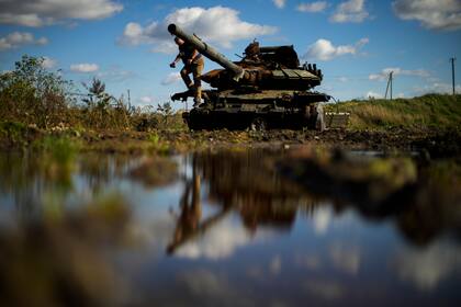 Un tanque ruso destruido en Chystovodivka, Ucrania. (AP/Francisco Seco)
