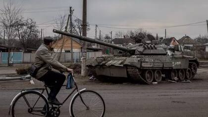 Un tanque ruso destruido en Trostyanets, Ucrania.