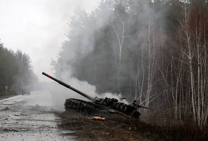 Un tanque ruso destruido por las fuerzas ucranianas