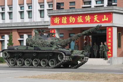 Un tanque se despliega durante un simulacro de defensa contra las intrusiones militares de Pekín, antes del Año Nuevo Lunar en la ciudad de Kaohsiung, Taiwán, el miércoles 11 de enero de 2023.