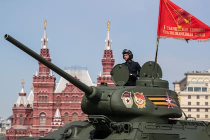 Un tanque T-34-85 participa en un ensayo del desfile del Día de la Victoria, en Moscú, Rusia, el 7 de mayo de 2022.