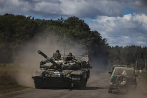 Un tanque ucraniano avanza cerca de la frontera rusa en Sumy, Ucrania. (David Guttenfelder/The New York Times)