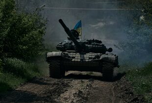 Un tanque ucraniano avanza por al área de Bakhmut