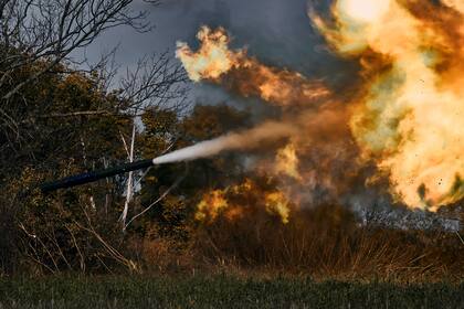 Un tanque ucraniano dispara cerca de Bakhmut, región de Donetsk, Ucrania, el sábado 22 de octubre de 2022. 