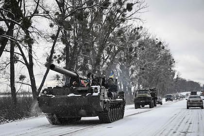 Un tanque ucraniano en una ruta en Ucrania